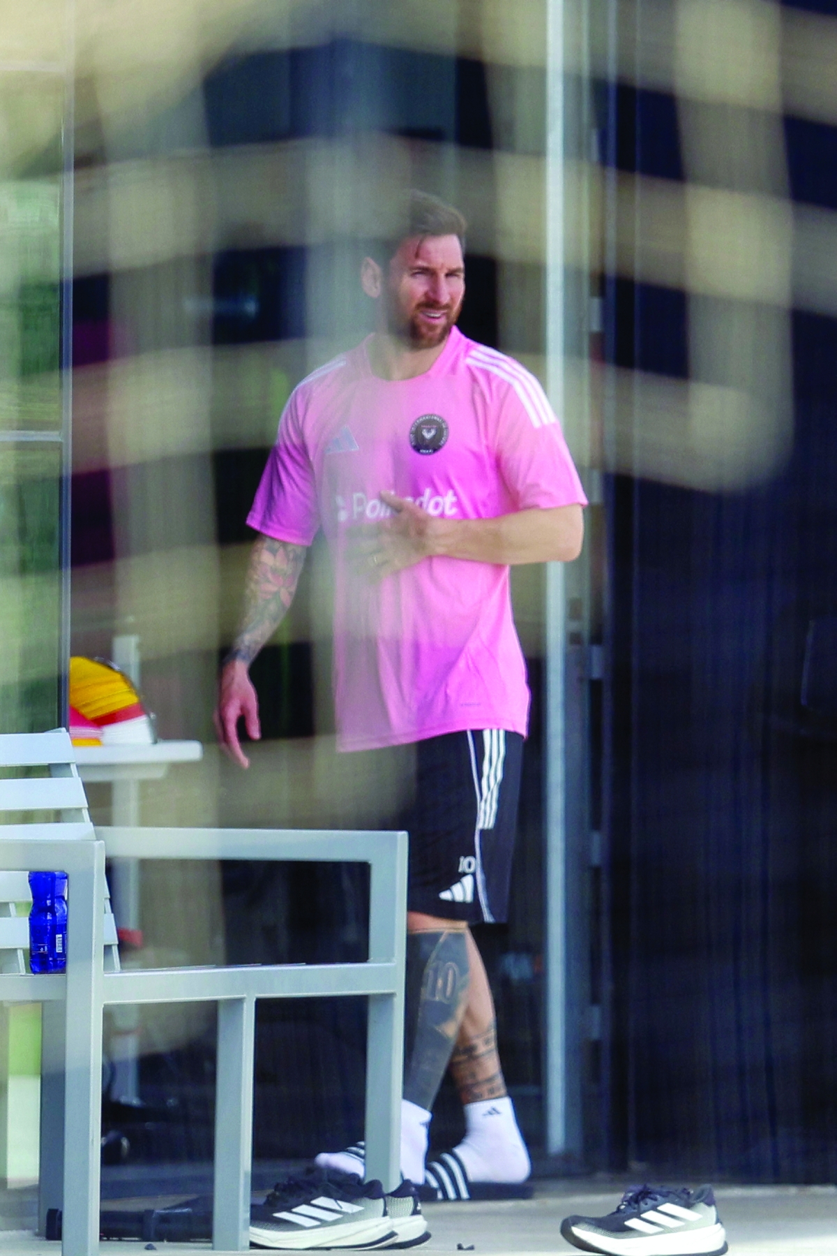 ليونيل ميسي قبل بدء التدريب (أ ف ب)