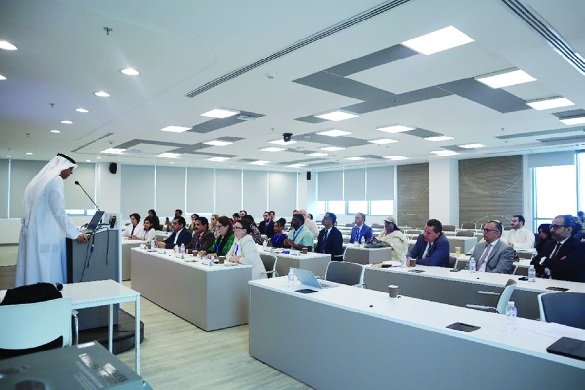 


الأستاذ المساعد في الإدارة الدكتور أحمد الصبر يتحدث في الورشة 