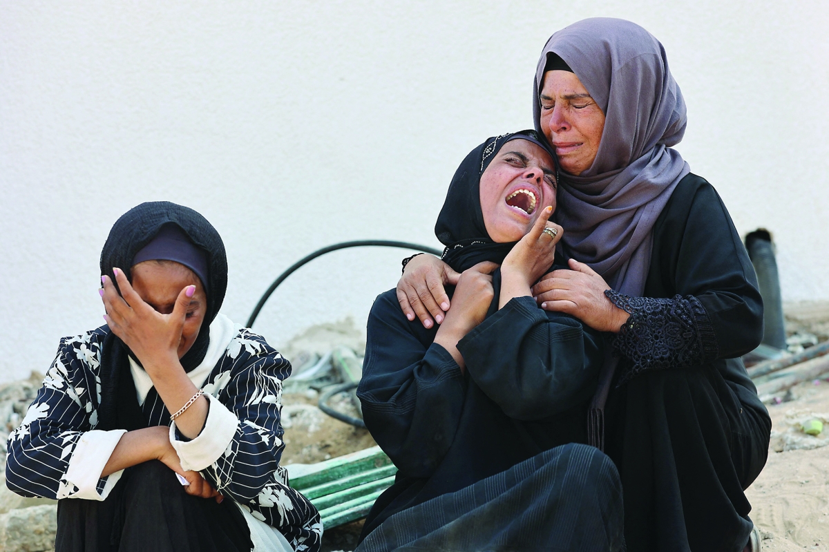 


أسرة مفجوعة بفقدان أقاربها في الغارات على غزة 	(أ ف ب) 