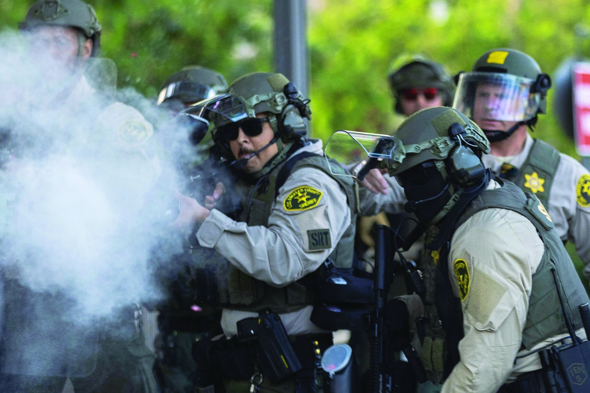 شرطة مكافحة الشغب تستهدف محتجين بقنابل الغاز في لوس أنجليس (أ ف ب)