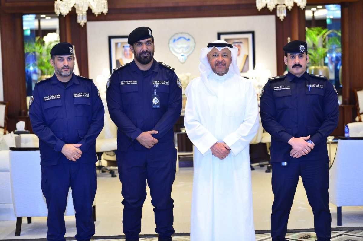 محافظ الفروانية متوسطاً قياديي «نجدة الفروانية»