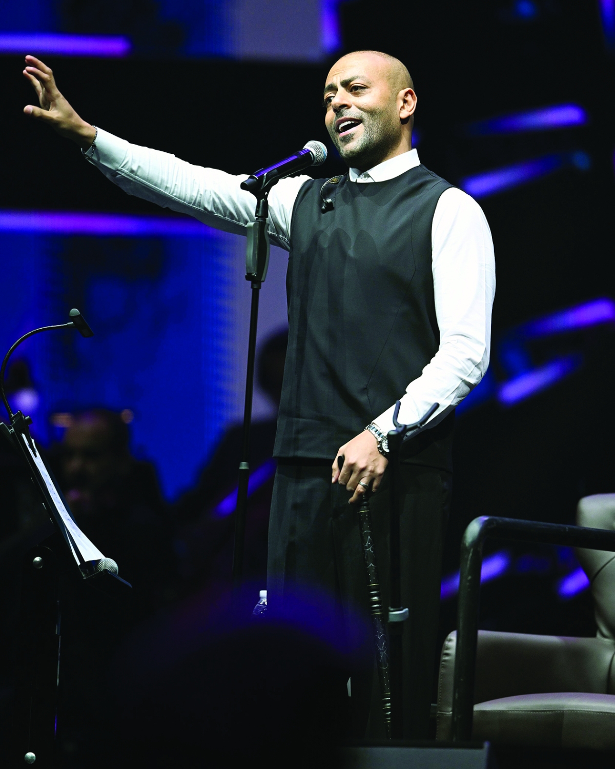 تامر عاشور «على العكاز»