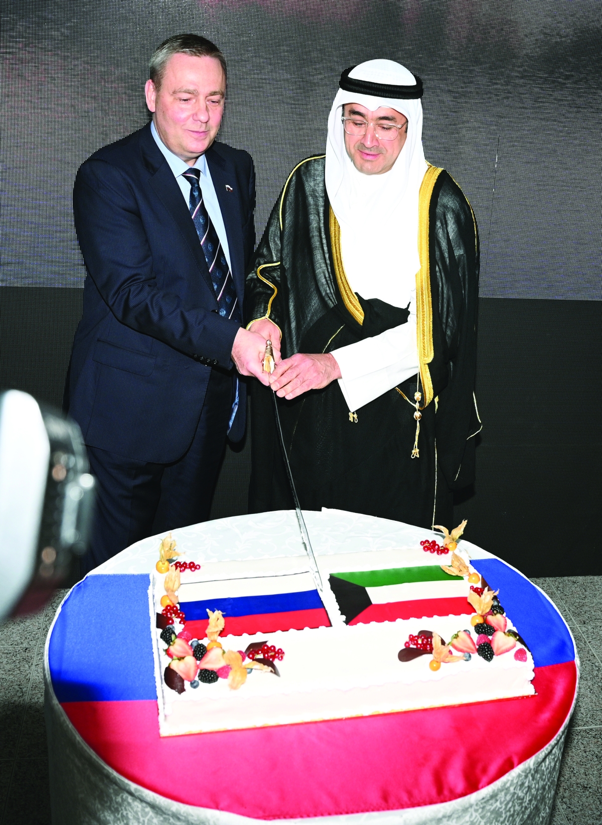 


السفيران معرفي وجيلتوف يقطعان قالب الحلوى 	(تصوير نايف العقلة) 