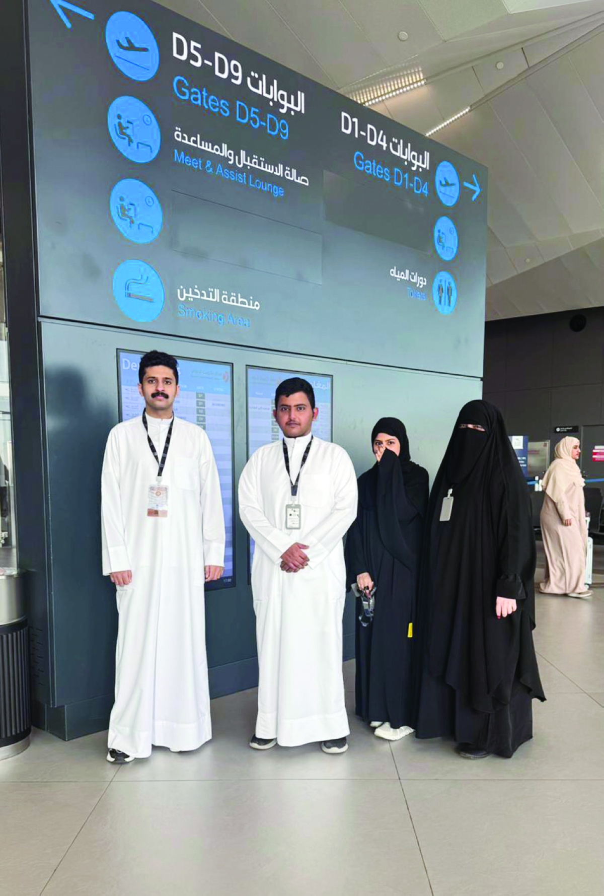 


عدد من الحجاج القُصّر ومرافقيهم 