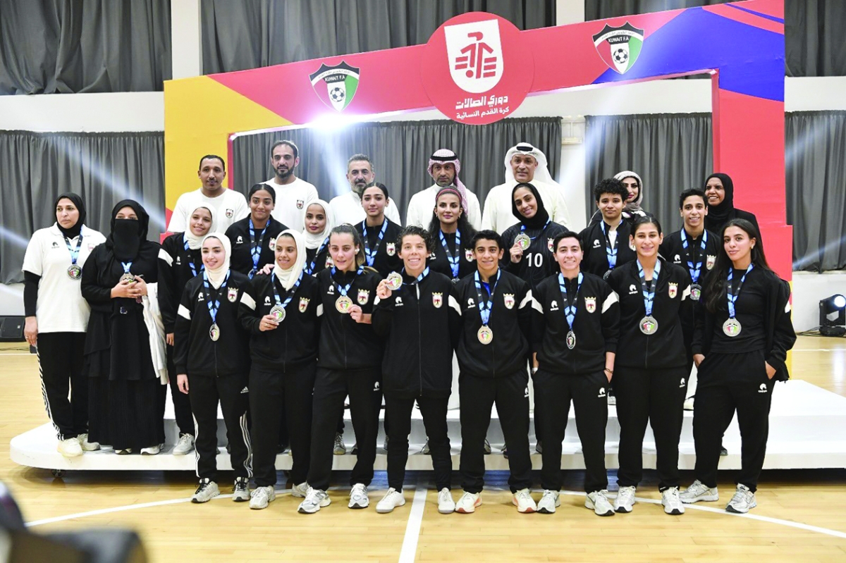 الفريق متوجاً