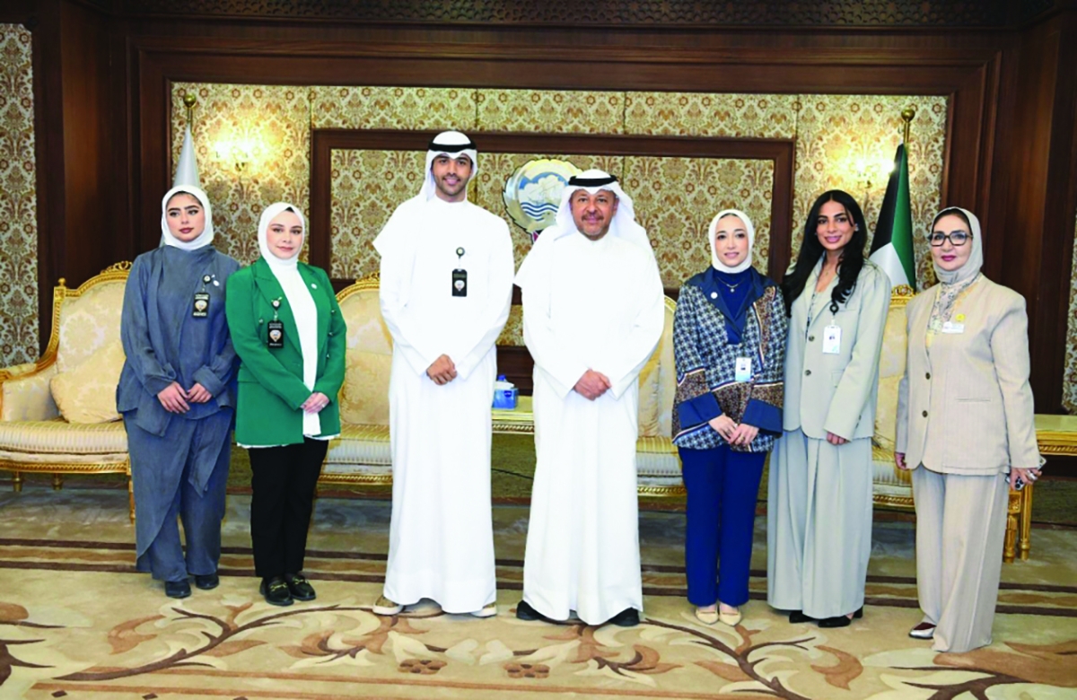 محافظ الفروانية مُتوسّطاً فريق «وفّر» 	 (تصوير سعود سالم)