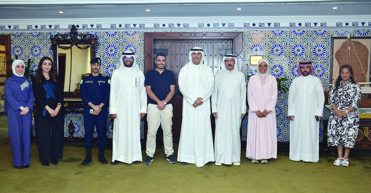 المحافظ في لقطة جماعية مع الحضور 
