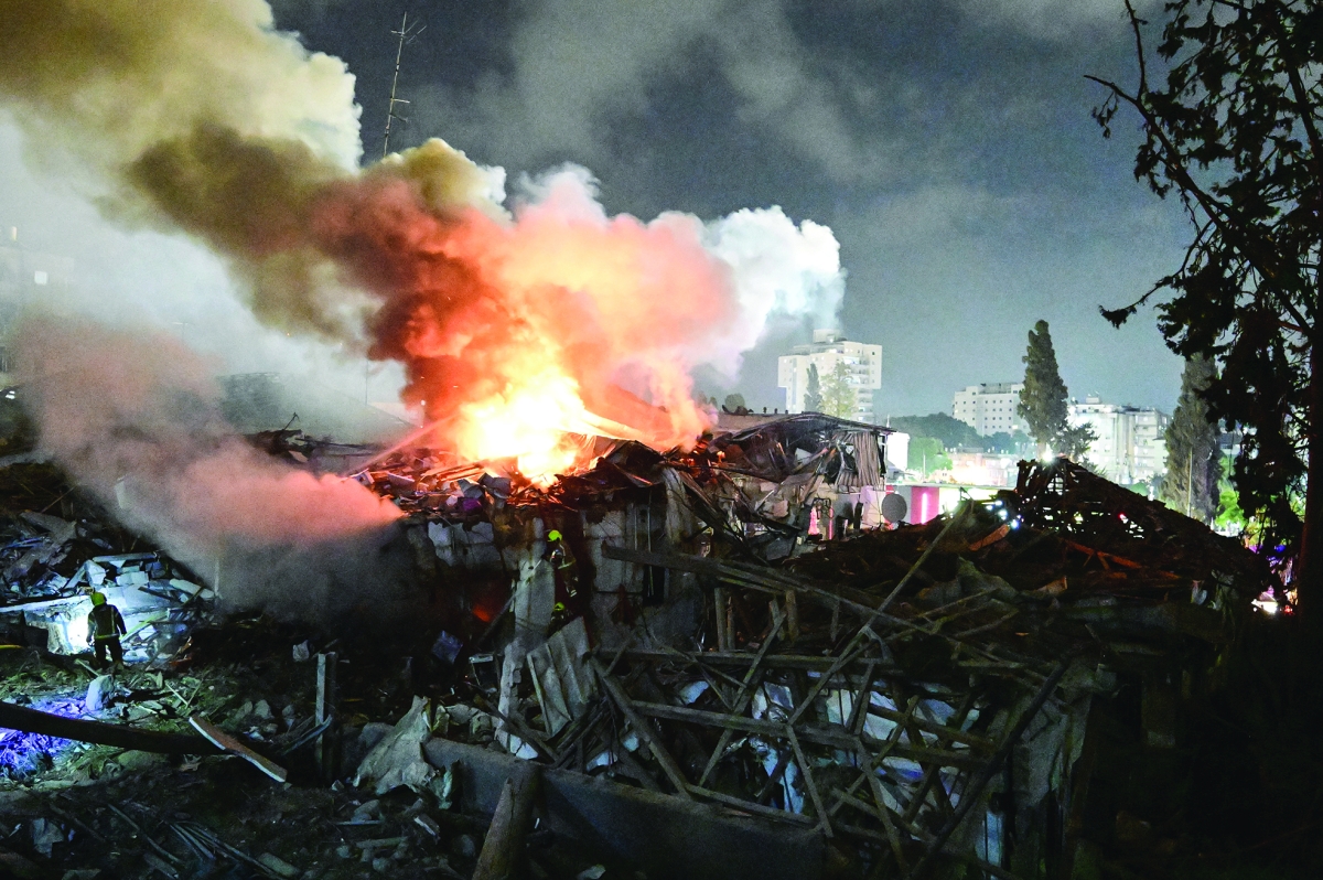 دخان غارة إيرانية على تل أبيب (رويترز)