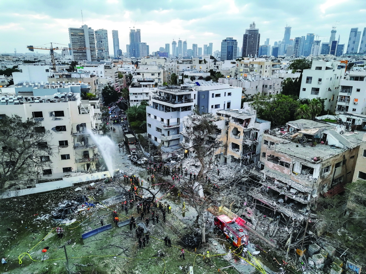 


دمار في تل أبيب بعد هجمات صاروخية إيرانية 	(رويترز) 