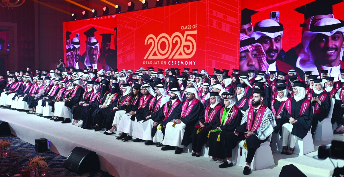 


الخريجون والخريجات على مسرح التخرّج 	(تصوير نايف العقلة) 