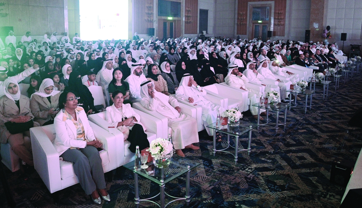 


نبيلة الملا وغادة الطاهر وكبار الشخصيات في مقدم الحضور 