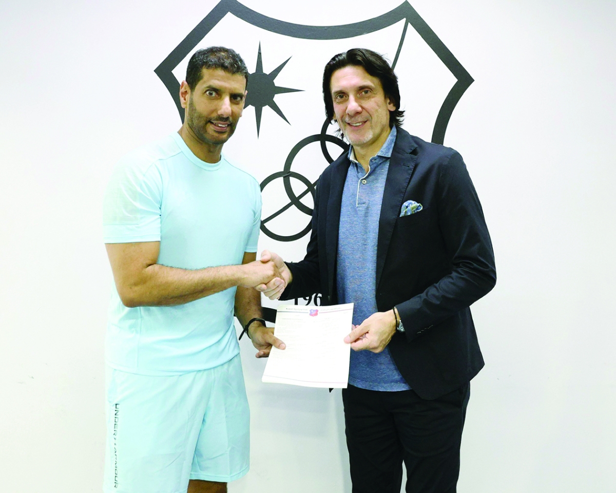 


خالد الغانم ونيبوشا بعد توقيع العقد 