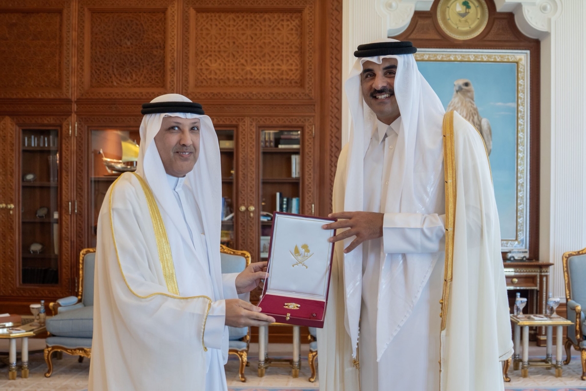 أمير قطر مسلّماً السفير المطيري وسام «الوجبة»