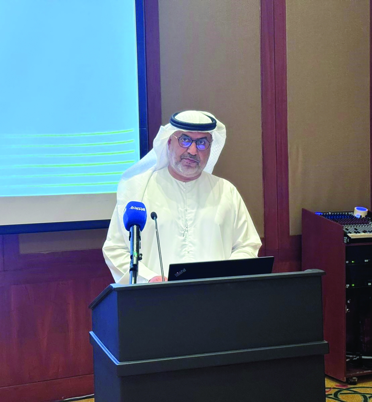 السفير النيادي متحدثاً في الملتقى