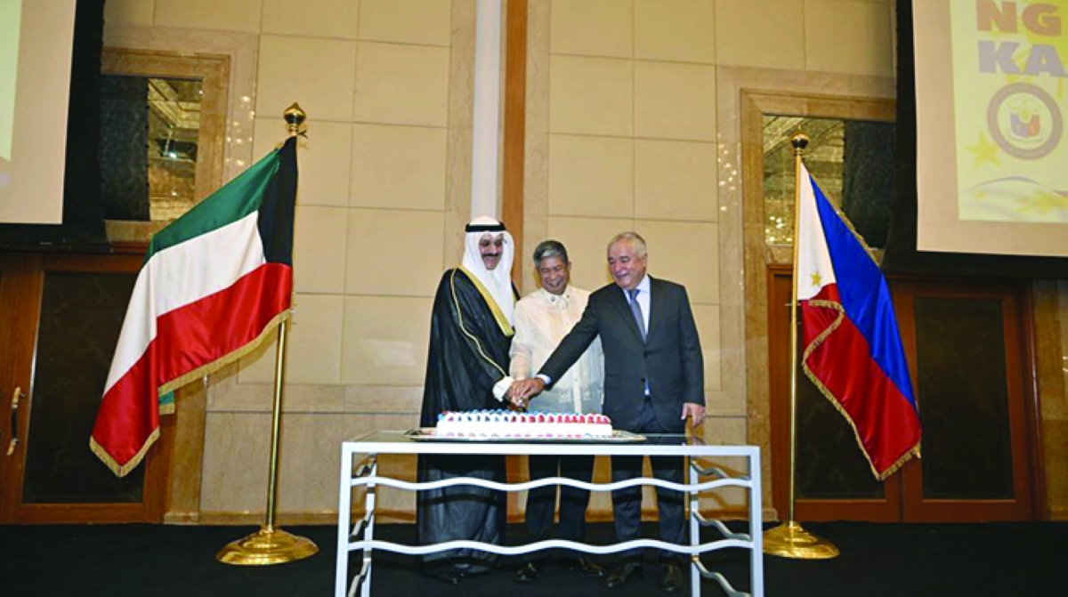 حيات وسفير أذربيجان يشاركان السفير كابريرا قطع كعكة الاحتفال