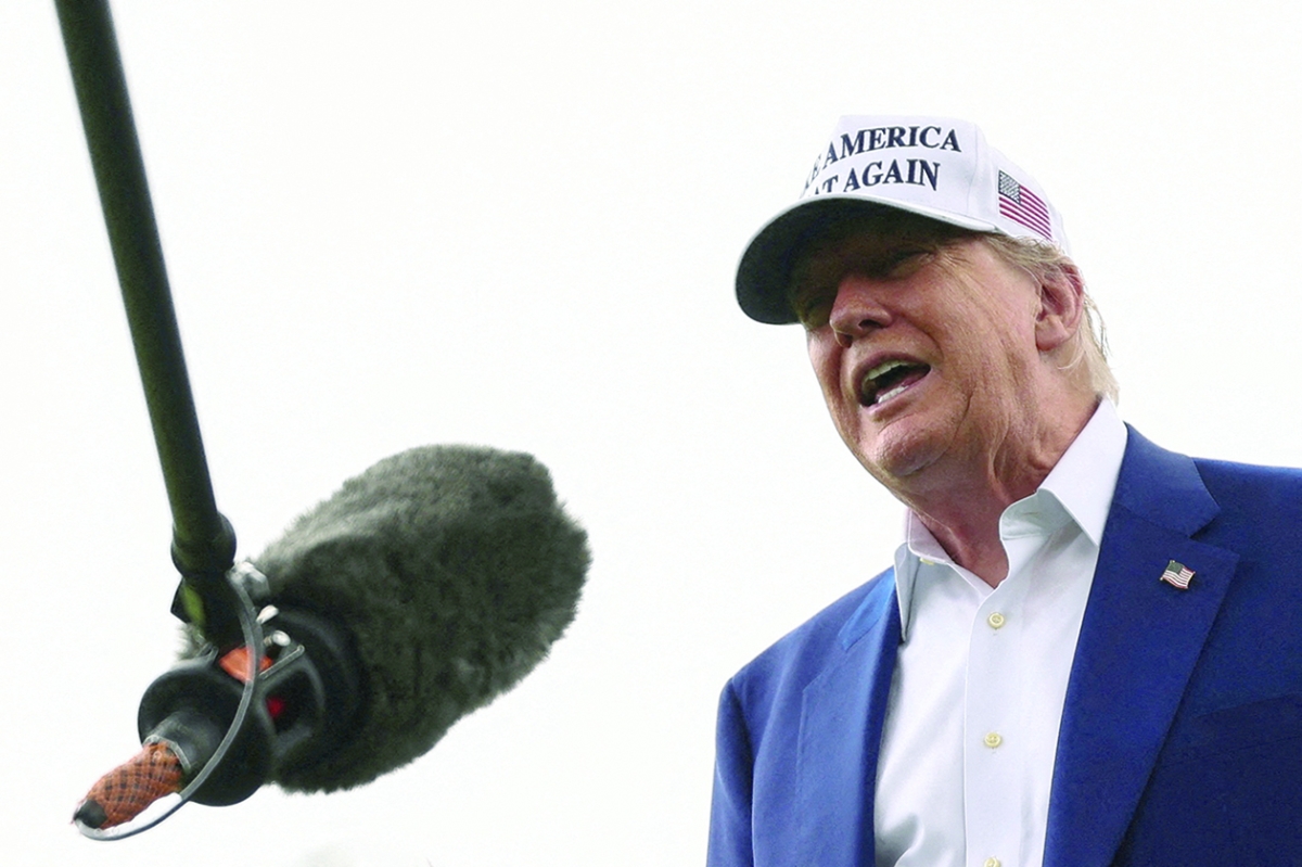 


ترامب يتحدث إلى وسائل الإعلام في الحديقة الجنوبية للبيت الأبيض     (رويترز) 