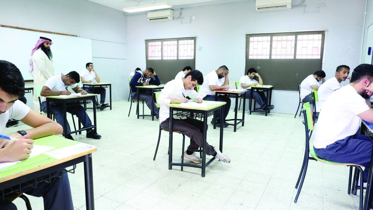 


لجنة في ثانوية الإمام مالك في اختبار أمس 