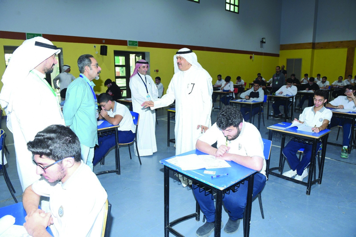 


محافظ حولي متفقداً سير الاختبارات 