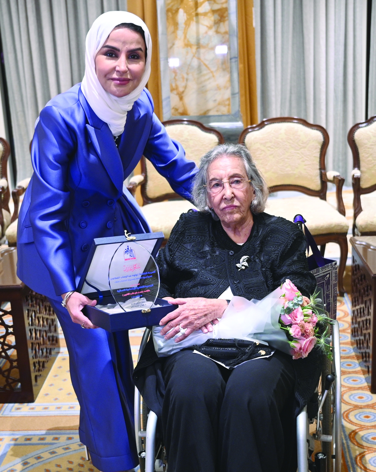 منال الديحاني تكرّم لولوة القطامي