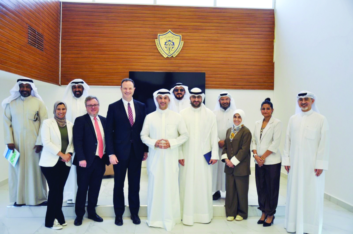 فريدمان وستيلويل وأبل والكندري يتوسّطون المُشاركين باللقاء