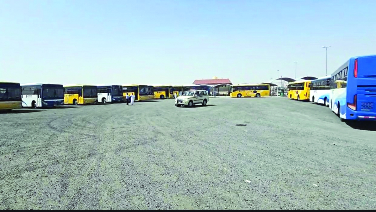 


الحافلات في منفذ العبدلي لنقل العالقين 