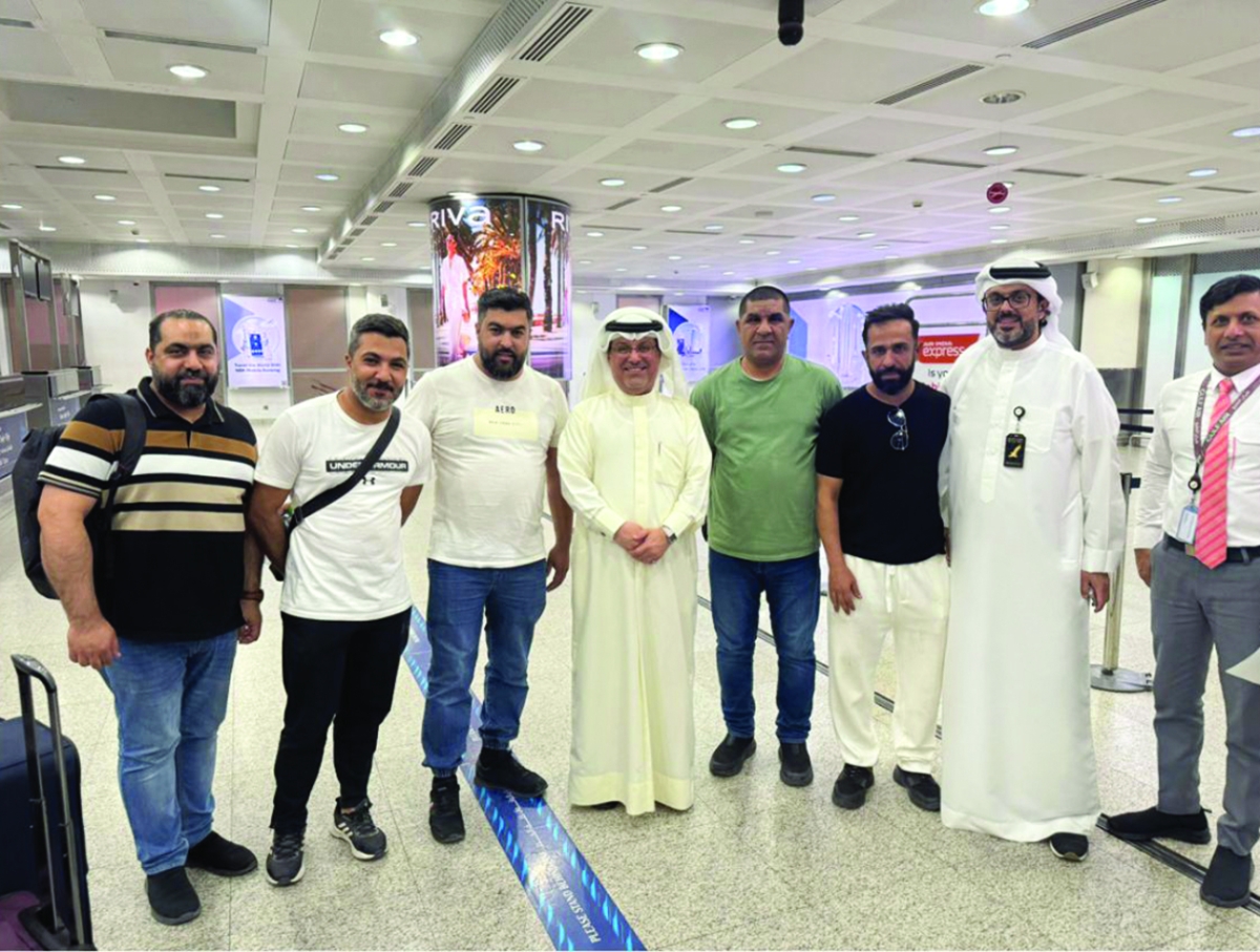 


سفير البحرين مُودّعاً عدداً من مُواطنيه بمطار الكويت 