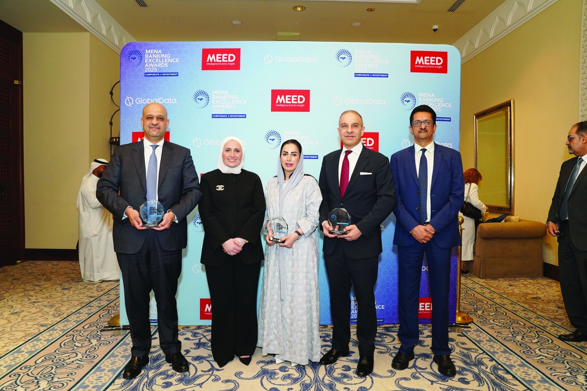 


مهند البورنو وخلود عبدالله وشادي خضر ورنا عطا الله وفيكرام فيسواناثان خلال تسلم الجوائز 