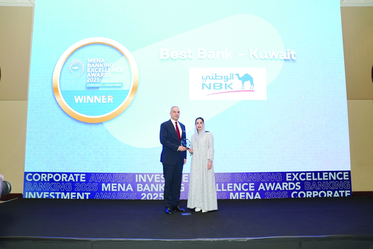 مهند البورنو وخلود عبدالله يتسلمان جائزة أفضل بنك في الكويت