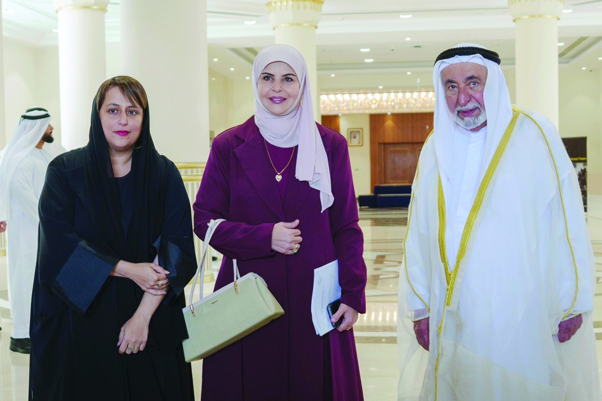 


عبير الجندي تتوسّط سلطان القاسمي وابنته حور 