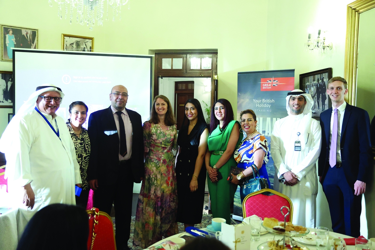 المتحدثون في صورة جماعية مع ممثلي وسائل الإعلام