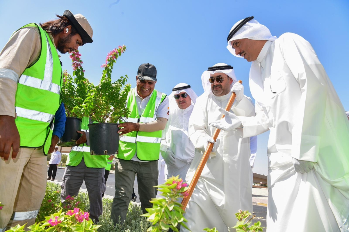 محافظا العاصمة والأحمدي يشاركون في مبادرة تخضير الشويخ