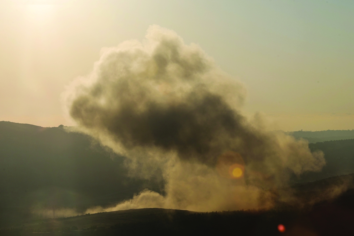 دخان غارة إسرائيلية على منطقة النبطية (أ ف ب)