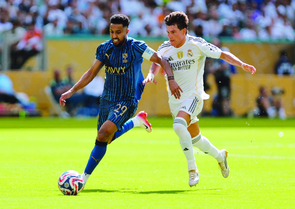 نجم الهلال سالم الدوسري متخطياً مدافع ريال مدريد فران غارسيا في المباراة السابقة (رويترز)