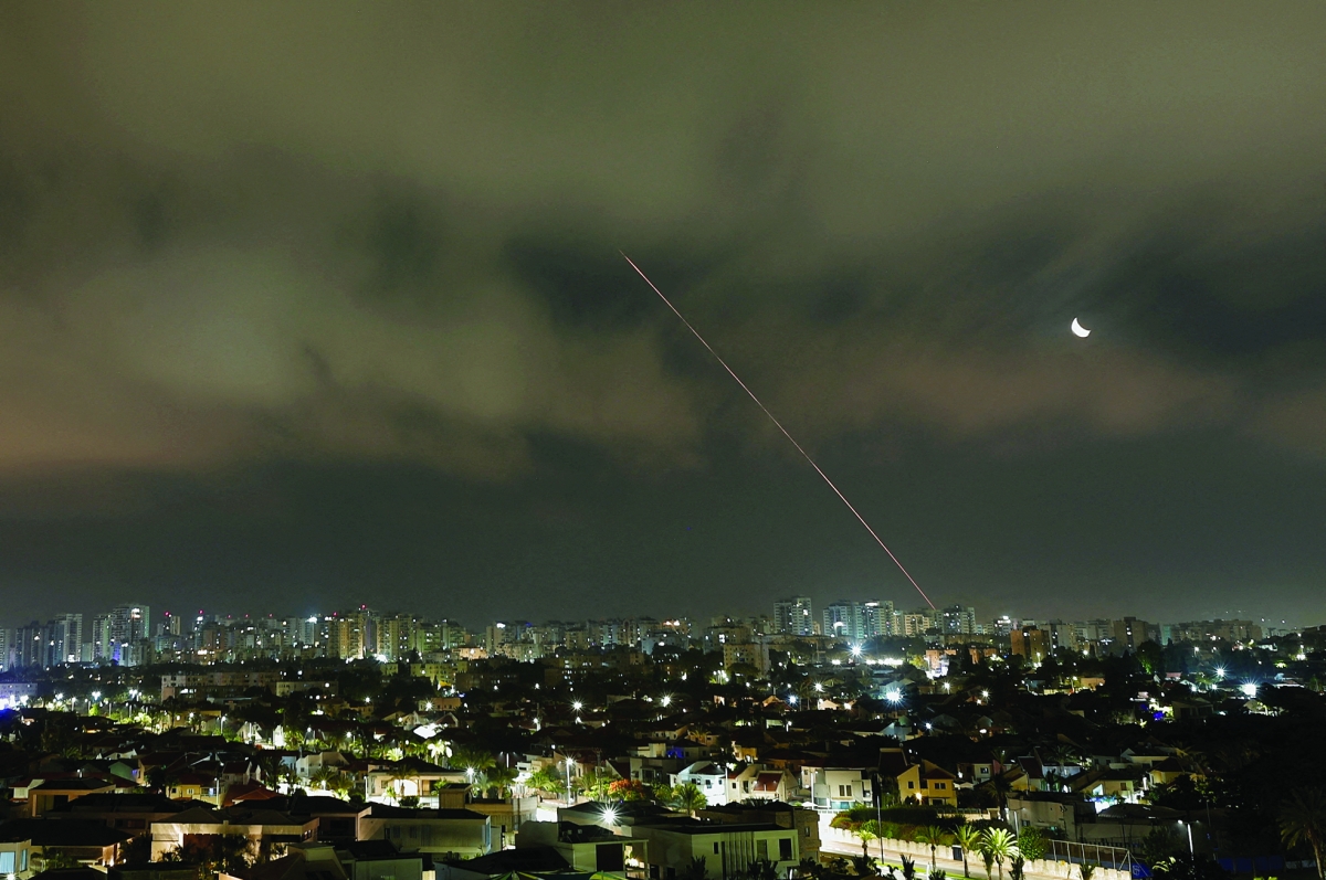 


المدن الإسرائيلية تحت رحمة الصواريخ الإيرانية	 (رويترز) 