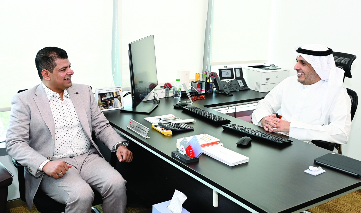 


عبدالله النصف متحدثاً للزميل رضا السناري	 (تصوير سعود سالم) 