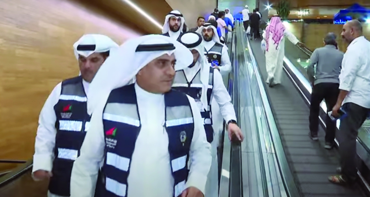 فريق «التجارة» في أحد الأسواق