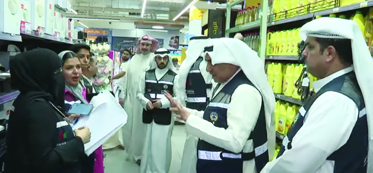 


فريق «التجارة» في أحد الأسواق 