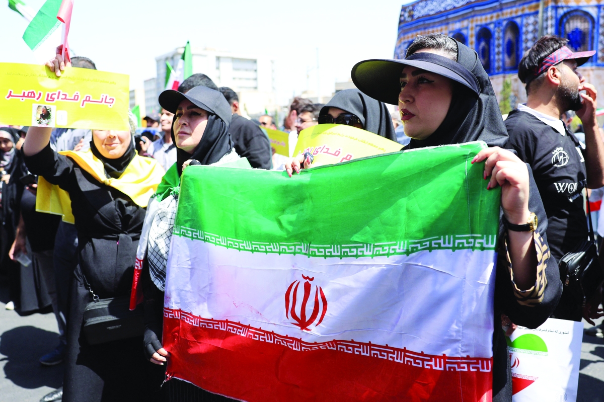 


إيرانيون يلوحون بالعلم الوطني ويهتفون بالشعارات خلال تجمع مناهض لإسرائيل في طهران	 (أ ف ب) 