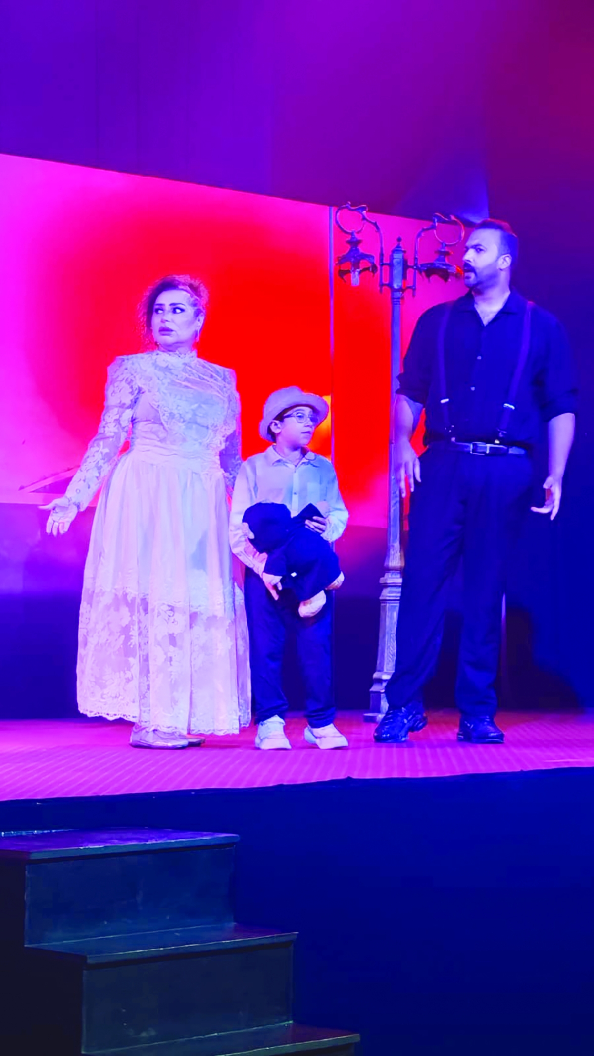 


من العرض المسرحي 