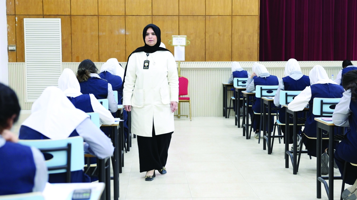 


طالبات ثانوية فارعة يُقدّمن الاختبار الأخير للقسم العلمي 