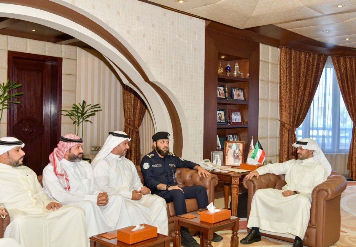 جانب من اجتماع المحافظ مع المسؤولين