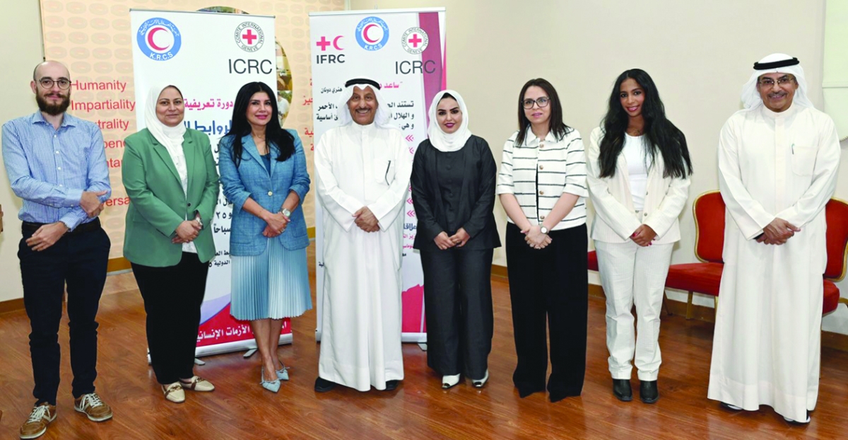 


رئيس «الهلال الأحمر» متوسطاً المشاركين في الدورة 