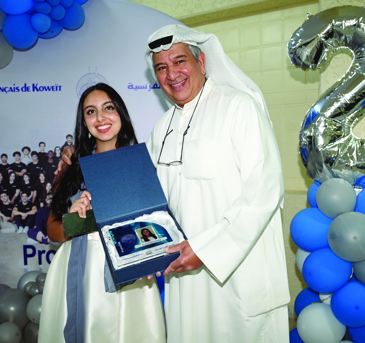 


العميد حسين المطوع وابنته 