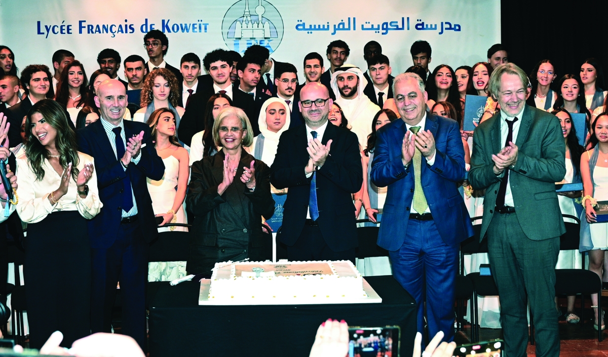 


كادر المدرسة يحيي الخريجين وعائلاتهم 