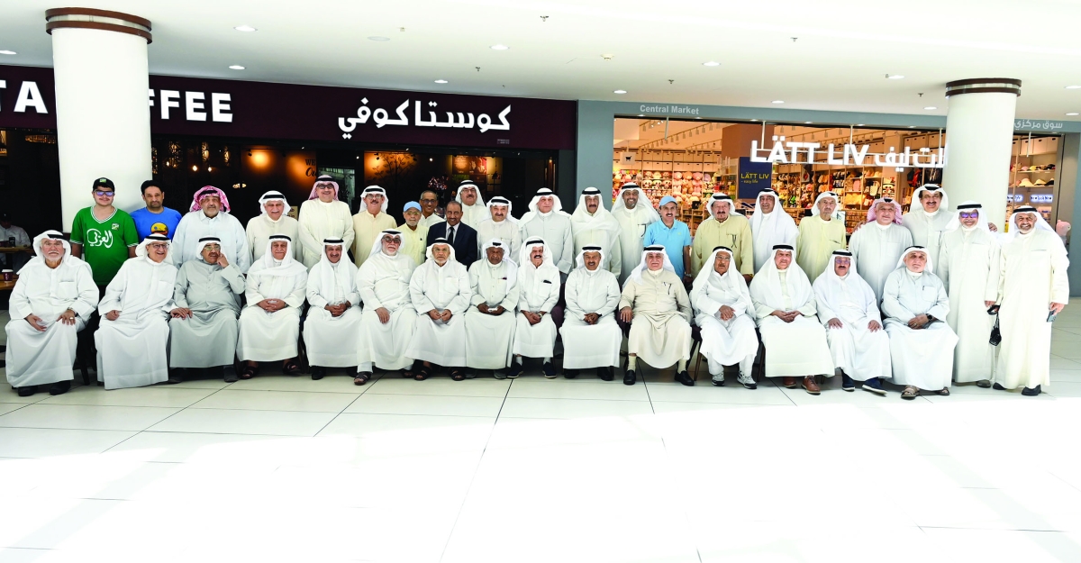 


لقطة جماعية للمُكرَّمَيْن والحضور 	(تصوير سعود سالم) 