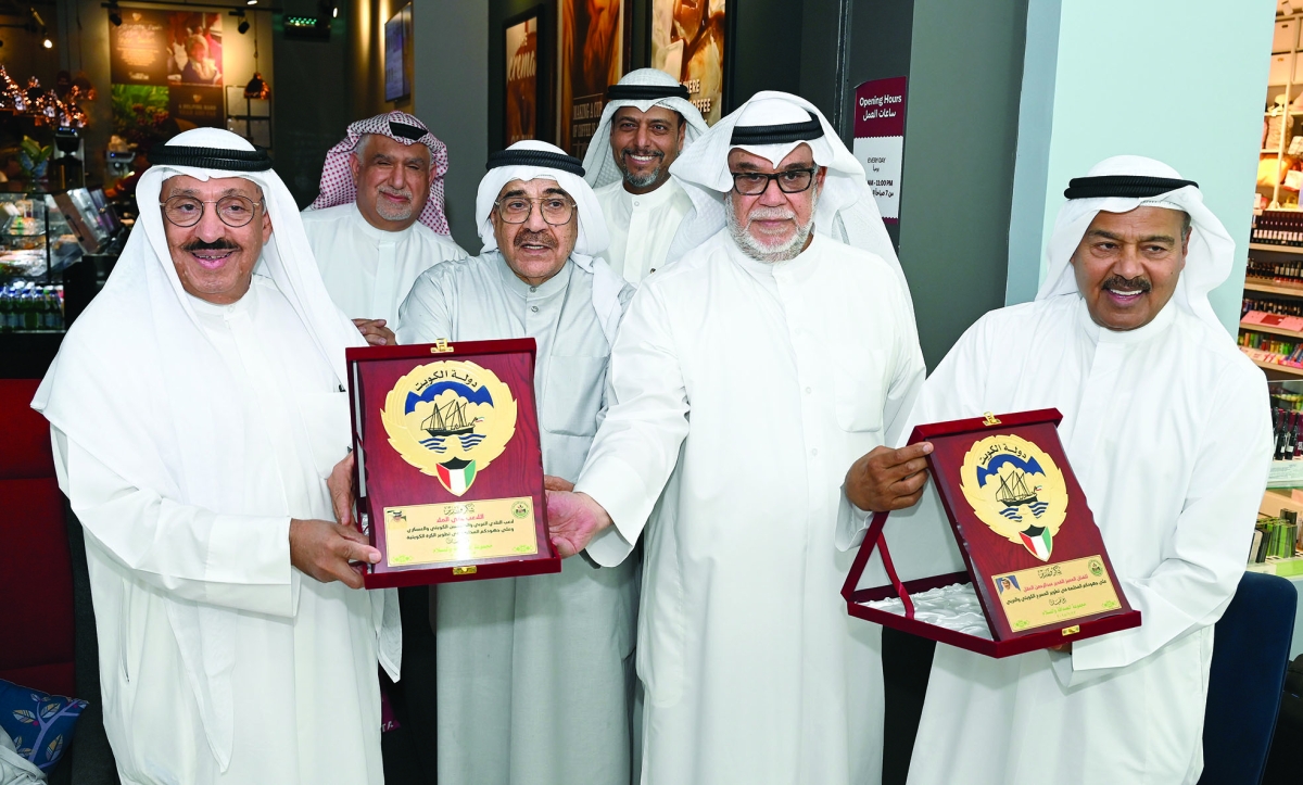 


عبدالرحمن العقل وعلي الملا يُكرَّمان من فؤاد المقهوي وحسين مقصيد 