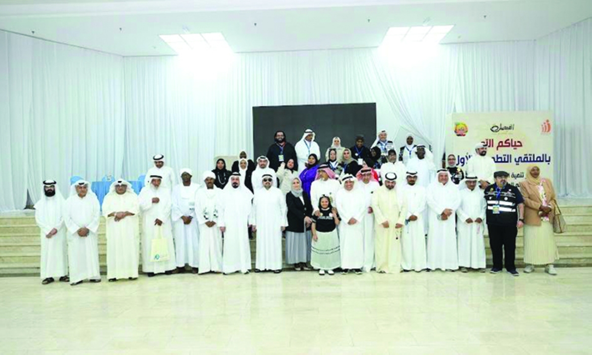 العجمي والمهلهل يتوسطان الفرق التطوعية المشاركة في الملتقى (تصوير سعود سالم)