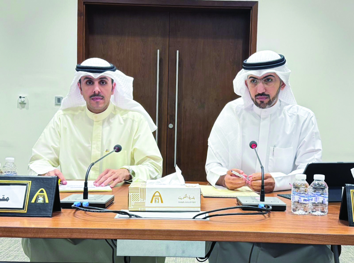 خالد المطيري ووليد الدغر خلال الاجتماع