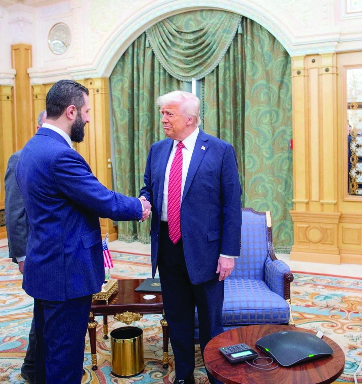 مصافحة بين ترامب والشرع في الرياض (أرشيفية)