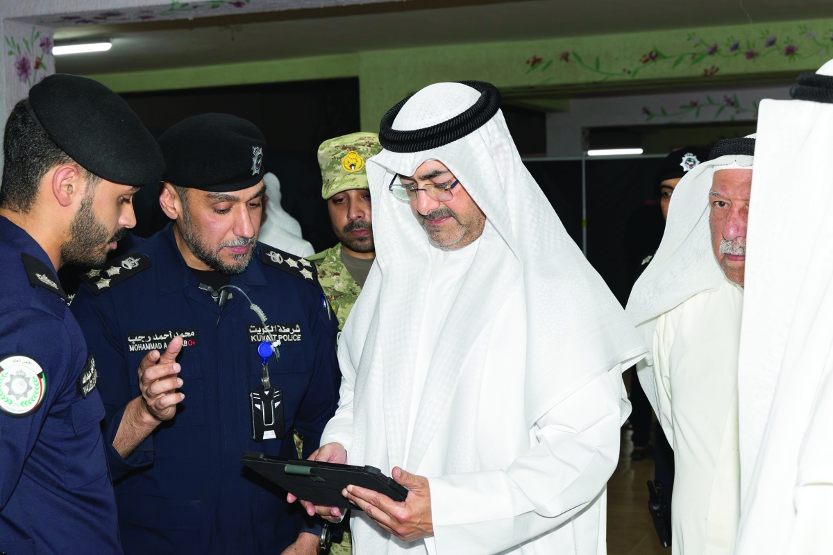 


محافظ العاصمة لدى تفقده أحد مجالس العزاء 